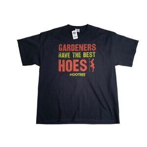 HOOTERS GARDENERS HAVE THE BEST HOES Men's XL T-Shirt Atlantic City NJ Black